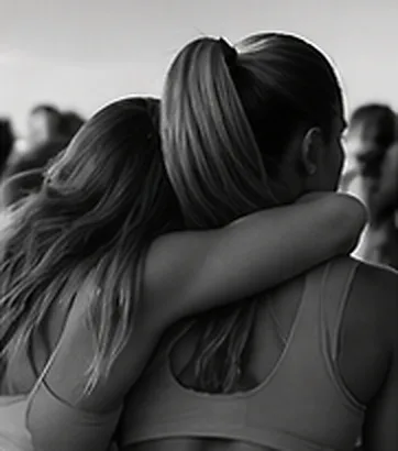 Duas mulheres abraçadas, em preto e branco