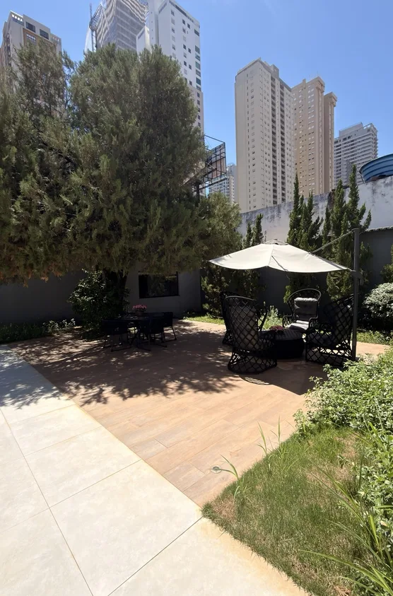 Deck do jardim com mesas