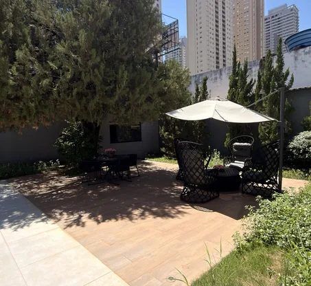 Jardim e deck com ombrelone