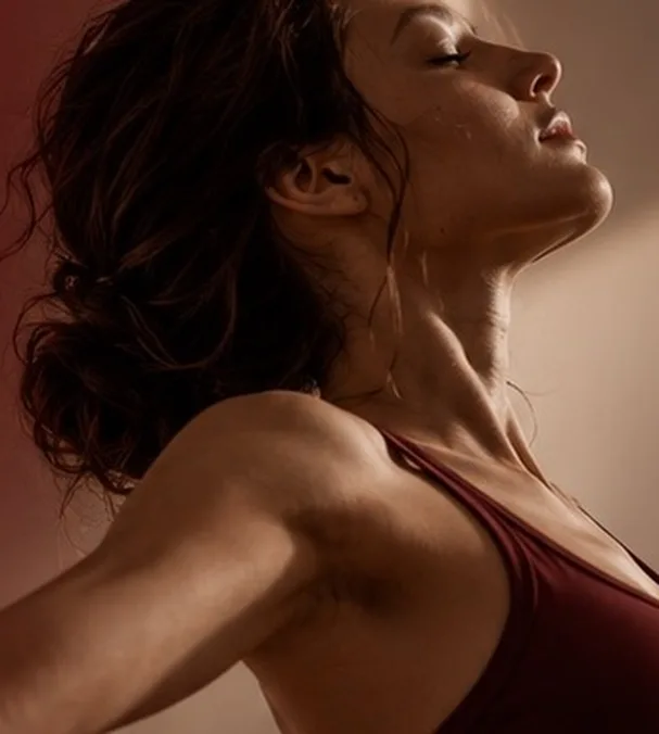Mulher de olhos fechados, em movimento, vestindo top vinho