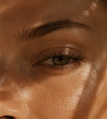 Close de rosto feminino com pele iluminada